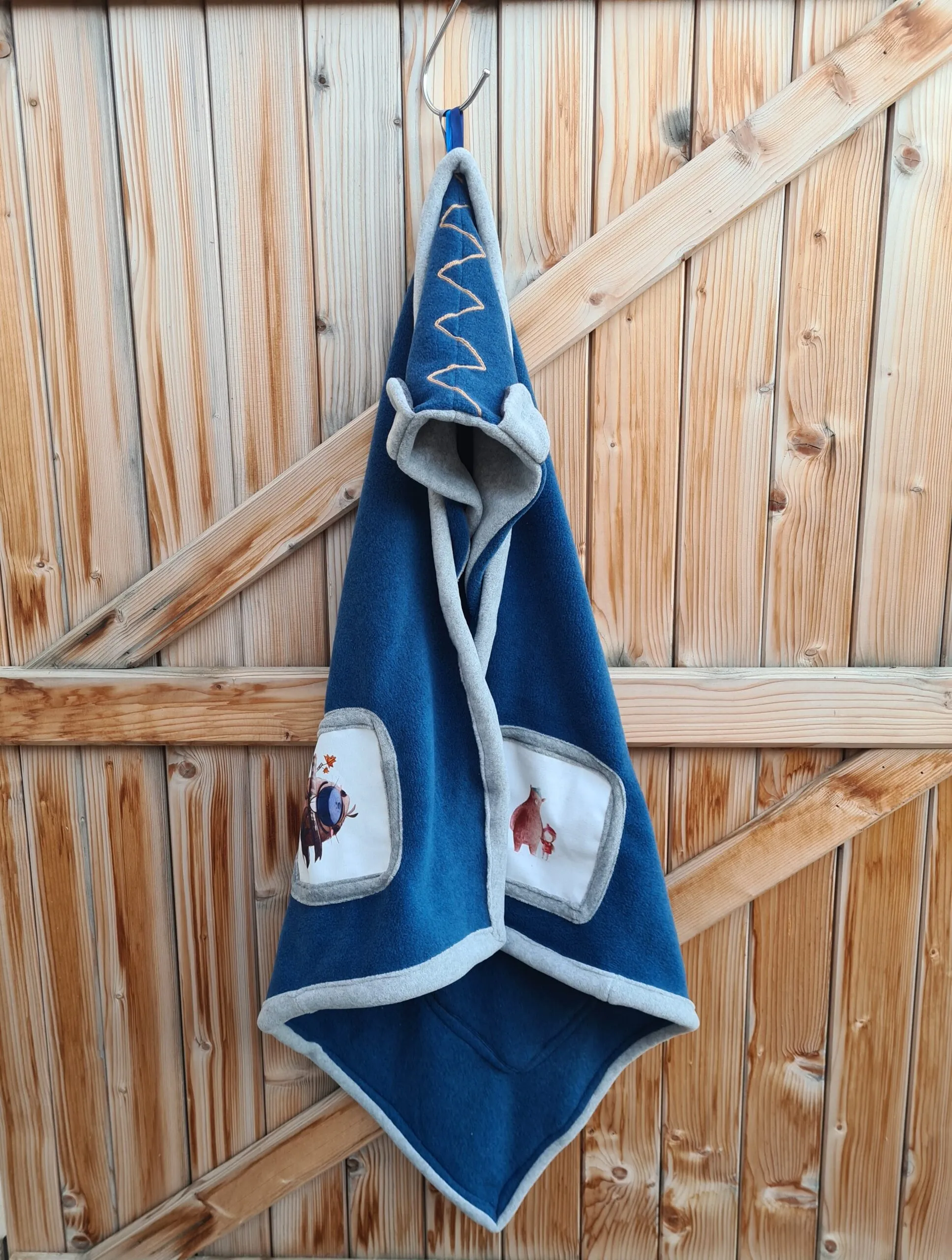 COUVERTURE POUR BEBE GARCON EN POLAIRE BLEU JEAN ET GRIS CLAIR
